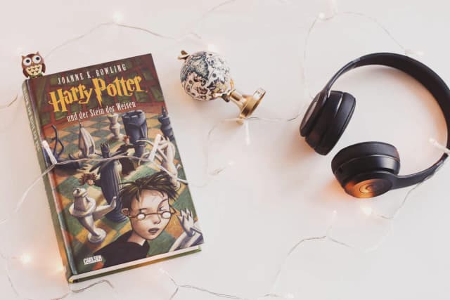 Kto napisał serię książek o Harrym Potterze? Poznaj J.K. Rowling